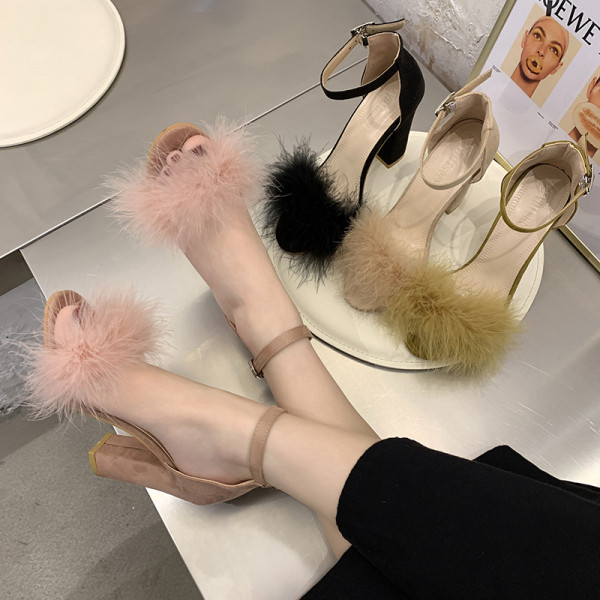 Moodsad udusulgede ja paksu kontsaga naiste sandaalid