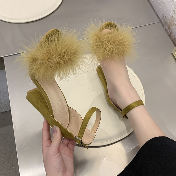 Moodsad udusulgede ja paksu kontsaga naiste sandaalid