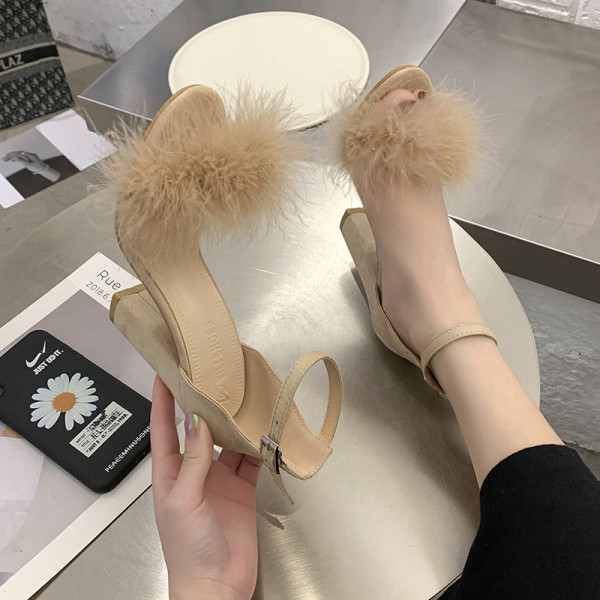 Moodsad udusulgede ja paksu kontsaga naiste sandaalid