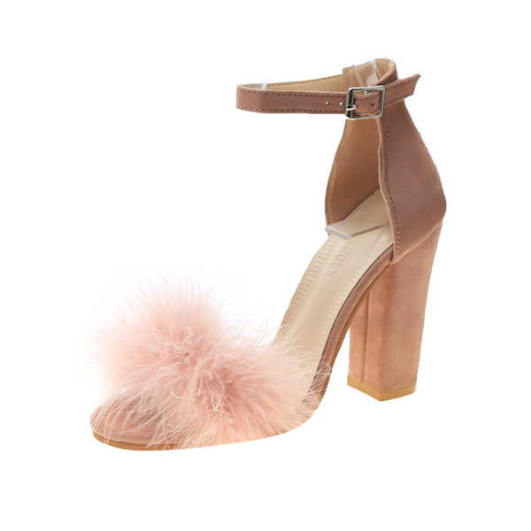 Moodsad udusulgede ja paksu kontsaga naiste sandaalid