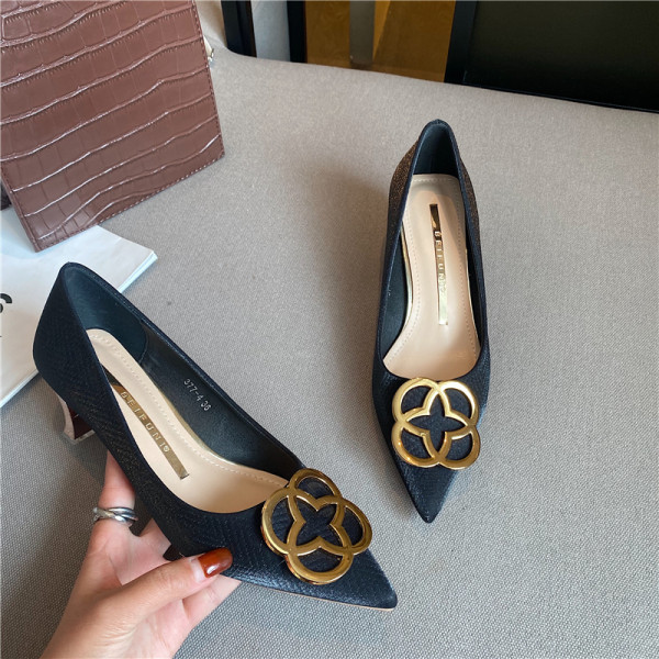 Ženske cipele sa metalnim elementom i petom od 5 cm u više boja