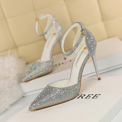 Elegantne ženske cipele s kamenčićima i remenom