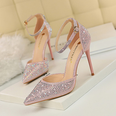 Elegantne ženske cipele s kamenčićima i remenom