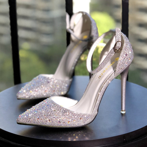 Elegantne ženske cipele s kamenčićima i remenom