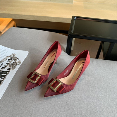 Moderne ženske cipele s kopčom i petom visine 7 cm