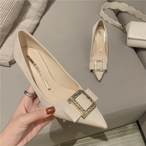 Moderne ženske cipele s kopčom i petom visine 7 cm