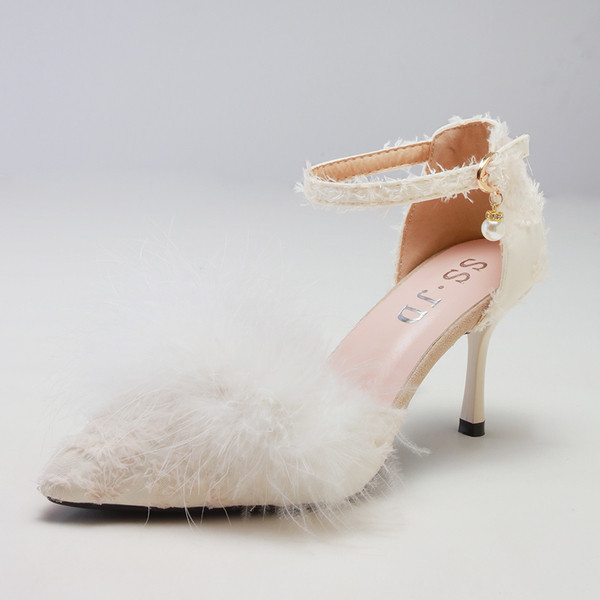 Aktualne ženske cipele s perom i remenom