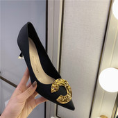 Elegantne ženske cipele s metalnim elementom - model na špic