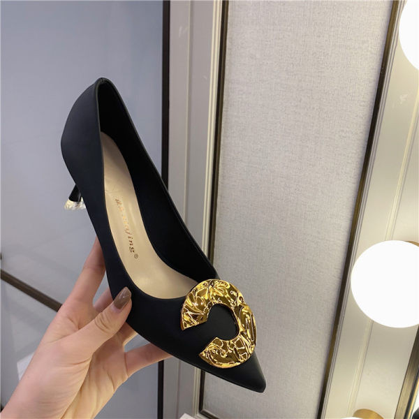 Elegantne ženske cipele s metalnim elementom - model na špic