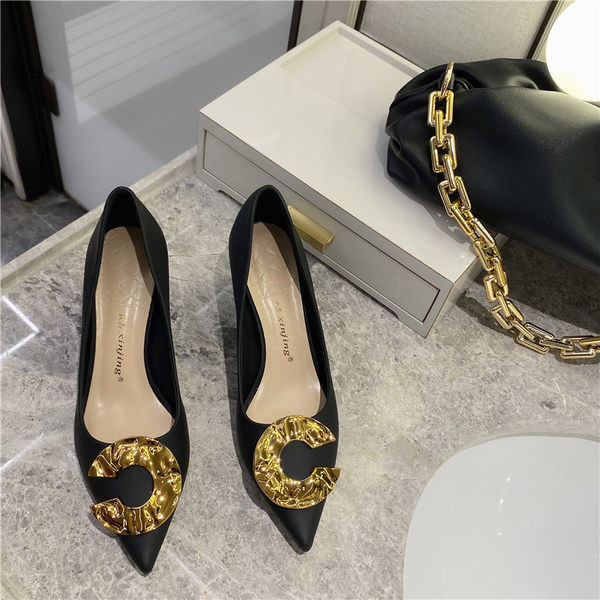 Elegantne ženske cipele s metalnim elementom - model na špic