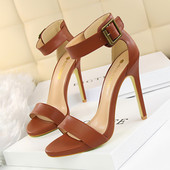 Elegantne ženske sandale s kopčom