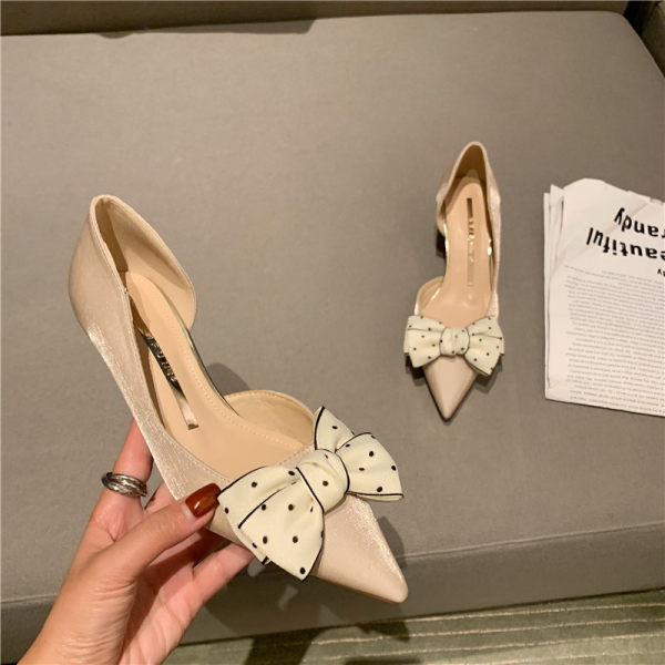 Moderne ženske cipele s petom od 5 cm i trakom na točkice