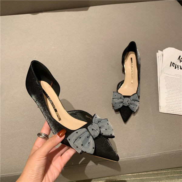 Moderne ženske cipele s petom od 5 cm i trakom na točkice