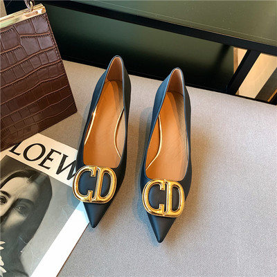 Moderne ženske cipele od umjetne kože sa metalnim elementom