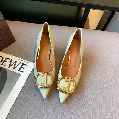 Moderne ženske cipele od umjetne kože sa metalnim elementom