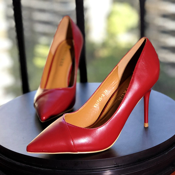 Elegantne ženske kožne cipele s tankom petom