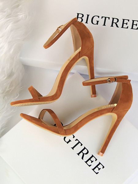 Moderne lakirane sandale s tankim remenčićima i visokim petama