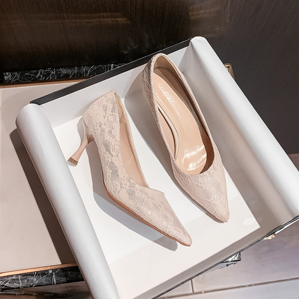 Model ženskih cipela sa špicastom petom u bež i crnoj boji