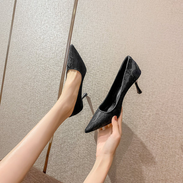 Model ženskih cipela sa špicastom petom u bež i crnoj boji