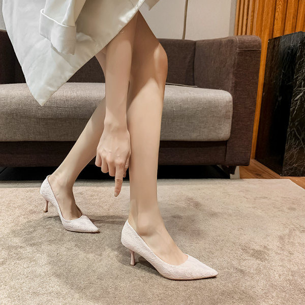 Model ženskih cipela sa špicastom petom u bež i crnoj boji