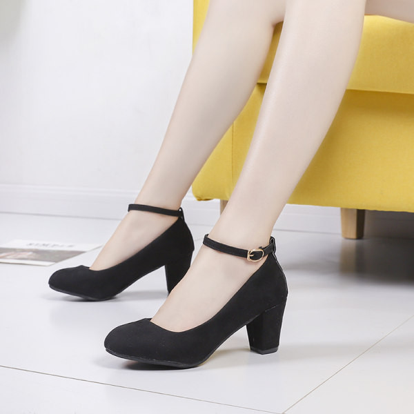 Ženske cipele s remenom i debelom petom