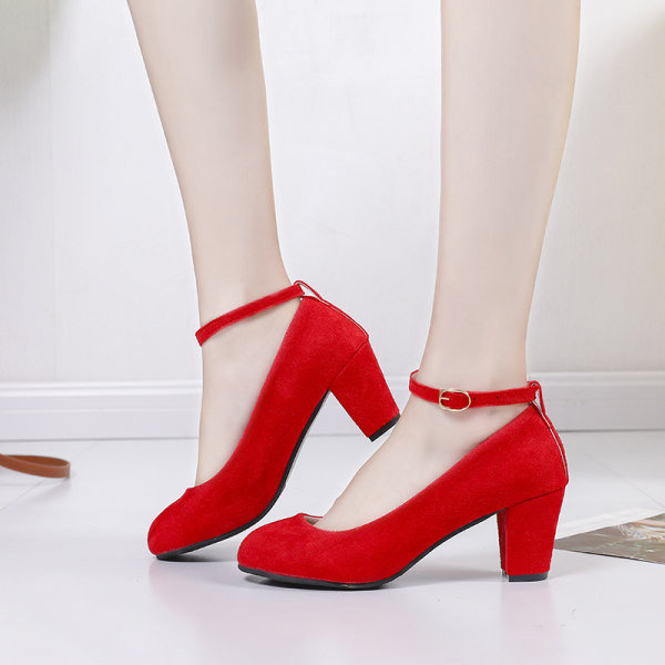 Ženske cipele s remenom i debelom petom
