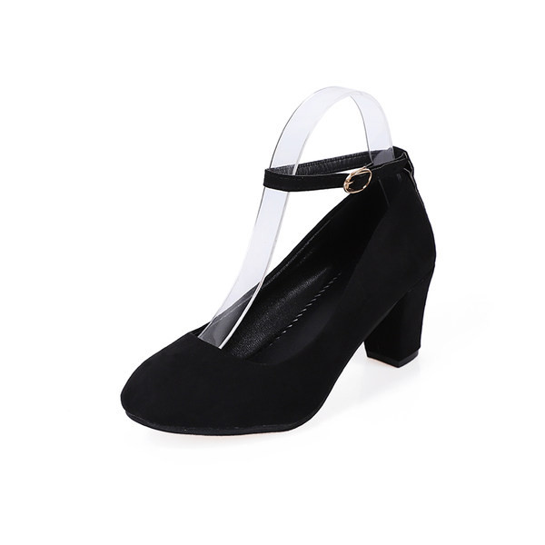 Ženske cipele s remenom i debelom petom