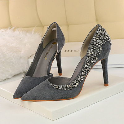 Elegantne zatvorene cipele od eko brušene kože s kamenčićima