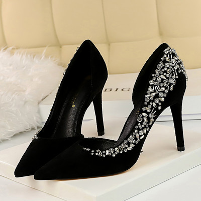 Elegantne zatvorene cipele od eko brušene kože s kamenčićima