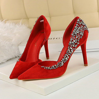 Elegantne zatvorene cipele od eko brušene kože s kamenčićima