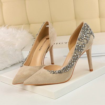 Elegantne zatvorene cipele od eko brušene kože s kamenčićima