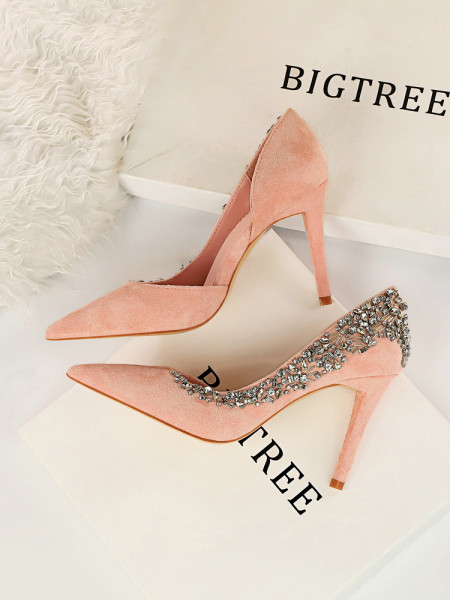 Elegantne zatvorene cipele od eko brušene kože s kamenčićima