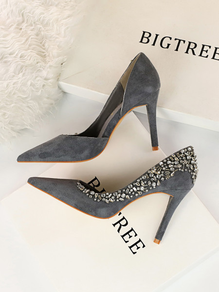 Elegantne zatvorene cipele od eko brušene kože s kamenčićima