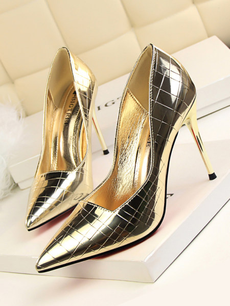 Ženske cipele s visokom petom i sjajnim efektom