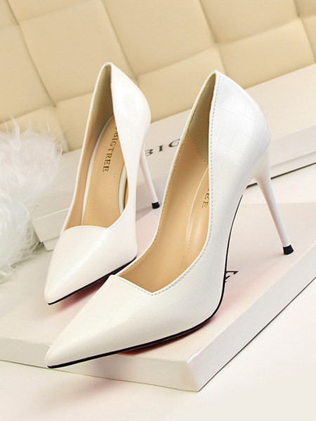 Ženske cipele s visokom petom i sjajnim efektom