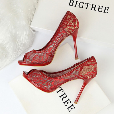 Moderne cipele s čipkom i visokim petama