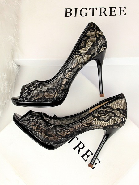 Moderne cipele s čipkom i visokim petama