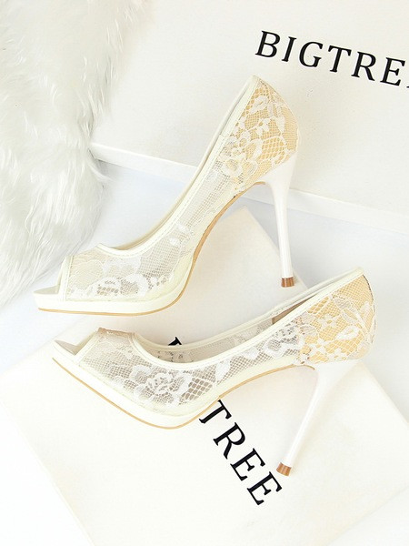 Moderne cipele s čipkom i visokim petama