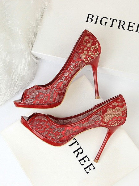 Moderne cipele s čipkom i visokim petama