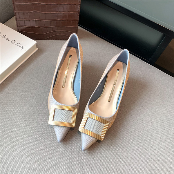 Novi model ženskih cipela sa metalnom kopčom i petom visine 5 cm