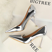 Ženske lakirane cipele s visokom petom i sjajnim efektom