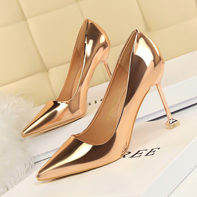 Ženske lakirane cipele s visokom petom i sjajnim efektom