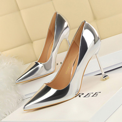 Ženske lakirane cipele s visokom petom i sjajnim efektom