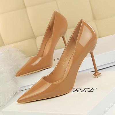 Ženske lakirane cipele s visokom petom i sjajnim efektom