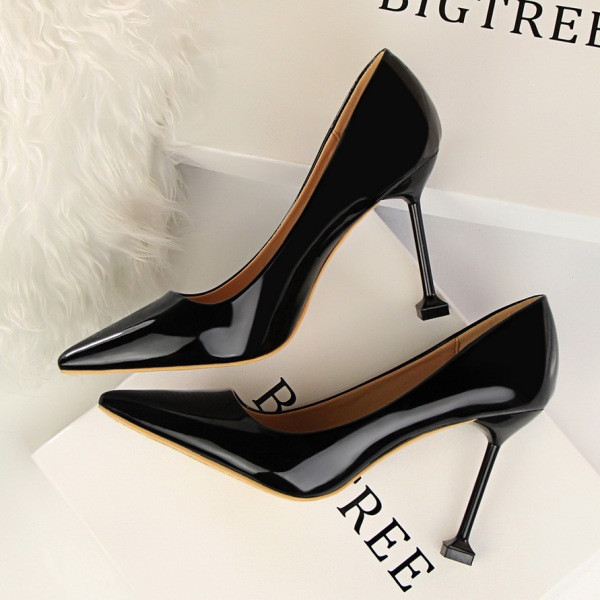 Ženske lakirane cipele s visokom petom i sjajnim efektom