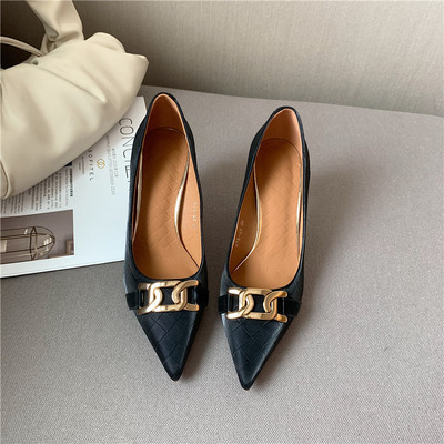 Novi model ženskih cipela od eko kože sa metalnim elementom