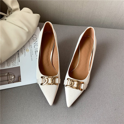 Novi model ženskih cipela od eko kože sa metalnim elementom