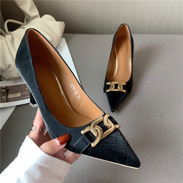 Novi model ženskih cipela od eko kože sa metalnim elementom