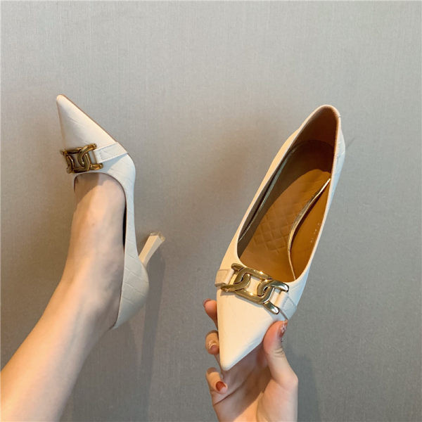 Novi model ženskih cipela od eko kože sa metalnim elementom