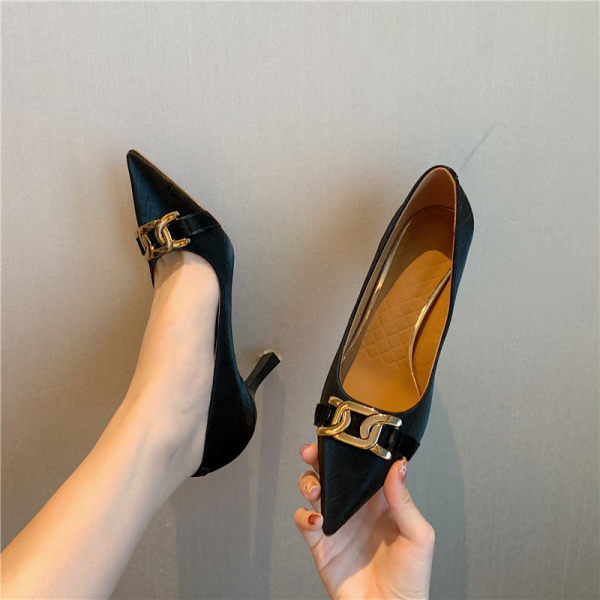 Novi model ženskih cipela od eko kože sa metalnim elementom